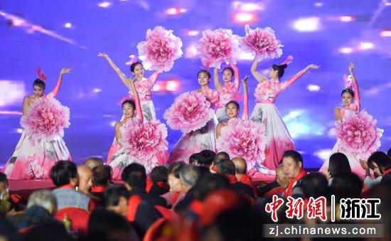 杭州亚运会开幕式演员为老人们表演节目。中新社记者 王刚 摄