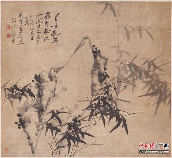 图为展览现场展出的郑燮《竹石图》轴。广西壮族自治区博物馆 供图