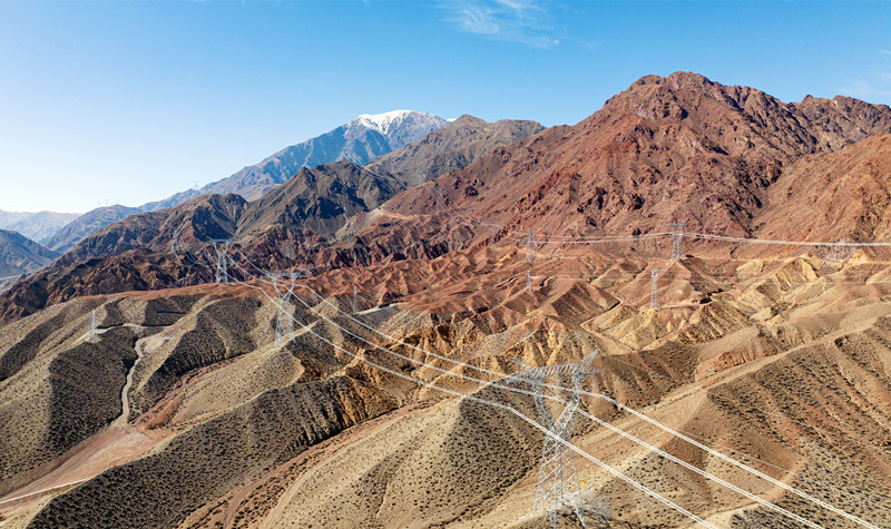 长度逾万千米 新疆建成全国范围内750千伏输电线路最长省级主网架