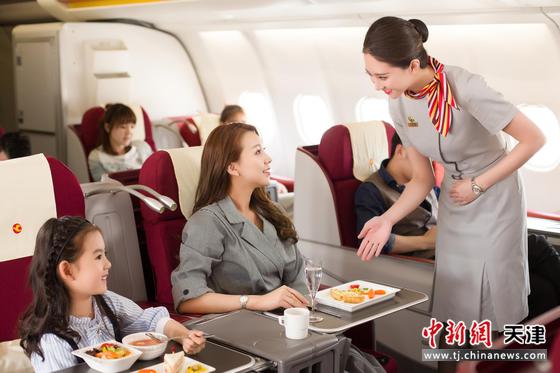 图 天津航空乘务员正在为旅客提供服务