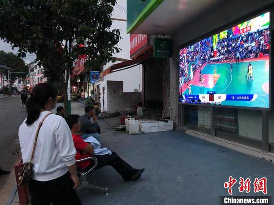 图为台盘村村民们在路边观看球赛。中新网记者张伟 摄