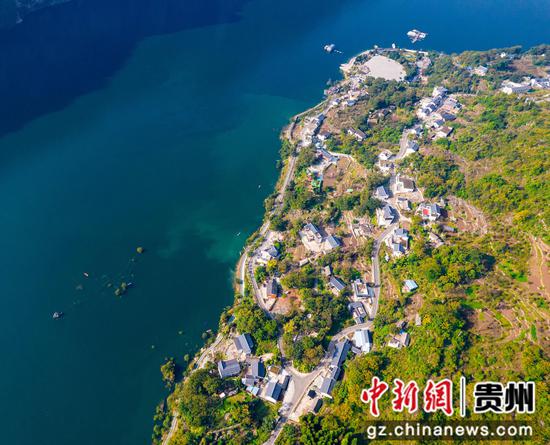 2023年11月1日，乌江干流六冲河畔的贵州省黔西市新仁苗族乡化屋村景美如画（无人机照片）。