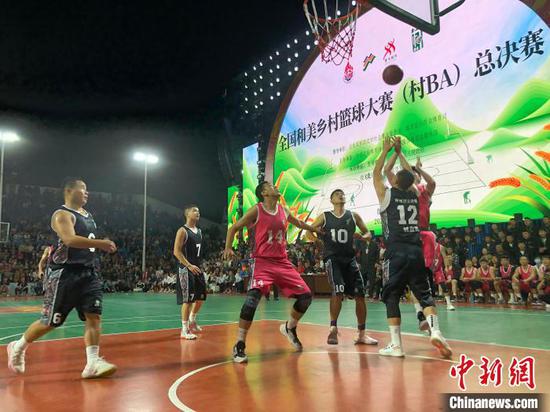 图为中国“村BA”总决赛精彩瞬间。中新网记者张伟 摄