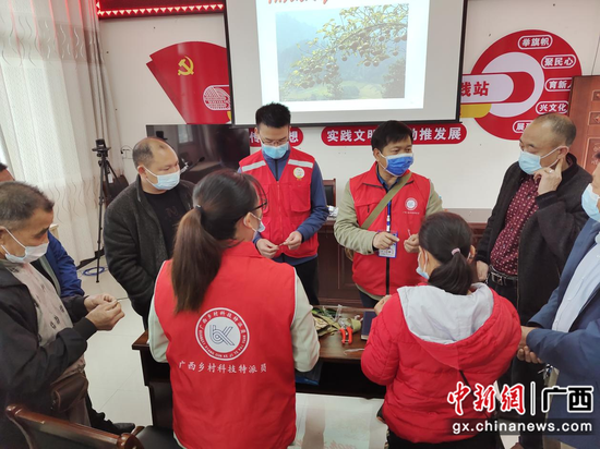 百色市林科所油茶生产技术服务中心高级工程师陆荣民为群众授课答疑。凌云县委宣传部供图