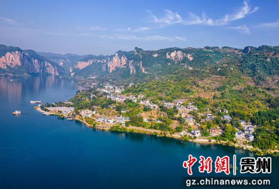 2023年11月1日，乌江干流六冲河畔的贵州省黔西市新仁苗族乡化屋村景美如画。