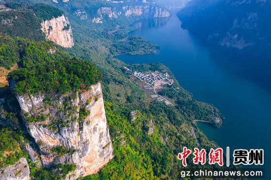 2023年11月1日，乌江干流六冲河畔的贵州省黔西市新仁苗族乡化屋村景美如画（无人机照片）。