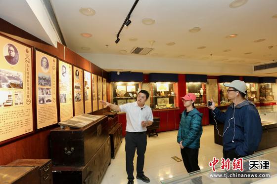 青年文化学者李小康（左一）讲解天津劝业场的百年风云史。 刘俊苍 摄