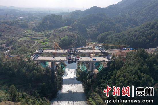 2023年11月4日拍摄的已合拢的贵黄高速延伸段米汤井大桥右幅Ⅱ号刚构桥。