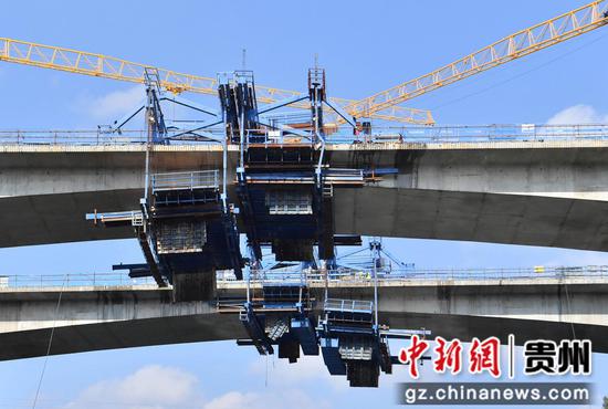 貴黃高速延伸段米湯井大橋右幅Ⅱ號剛構橋順利合攏