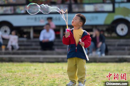 11月5日，一位小朋友在贵阳市白云区泉湖公园游玩吹泡泡。唐哲 摄