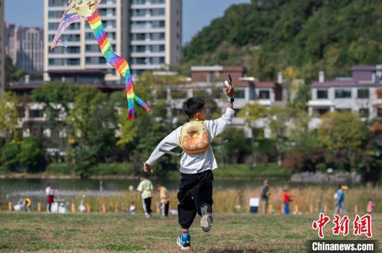 11月5日，一位小朋友在贵阳市白云区泉湖公园游玩放风筝。唐哲 摄