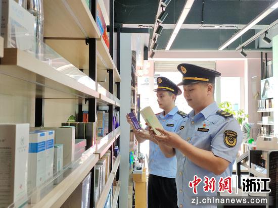 衢州市市场监管工作人员在化妆品经营企业开展检查。姜燕清 摄
