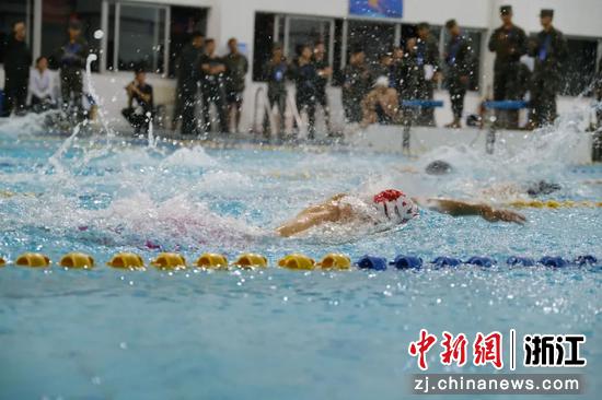 武警海警学院第二十六届军体运动会男子组游泳项目比赛现场。袁荐一供图