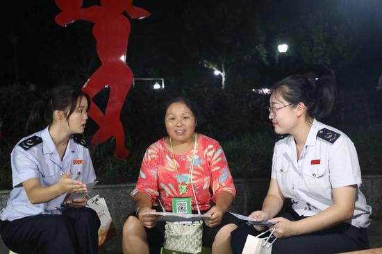毕节市青年志愿者宣传服务队积极服务“夜经济〞。朱泫粼摄