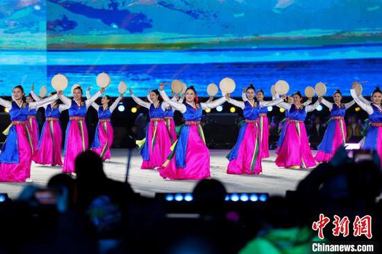 吉林省舞队展演广场舞《红太阳照边疆》。中新网记者 瞿宏伦 摄