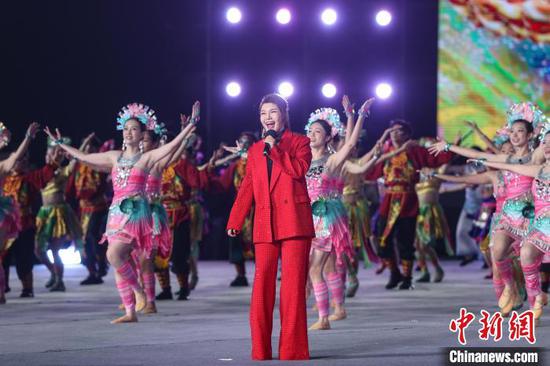 蒙古族青年歌唱家乌兰图雅在演唱《点赞新时代》。中新网记者 瞿宏伦 摄