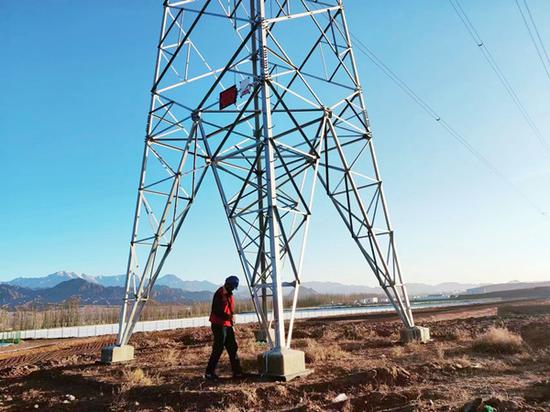 国网克州供电公司输电带电作业班人员对220千伏疏上线开展震后特巡。熊海棚 摄