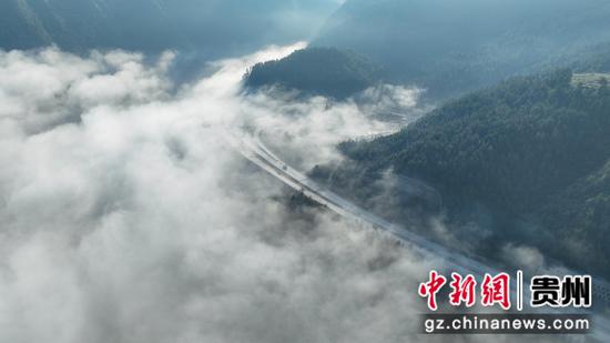 航拍“云端”上的贵州桐新高速