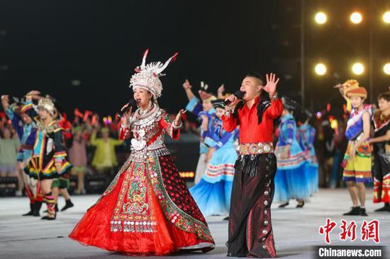 贵州苗族歌手阿幼朵（左）和碟当久在演唱歌曲《对歌对到日落坡》。中新网记者 瞿宏伦 摄