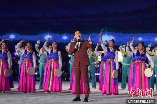 男高音歌唱家张英席在演唱《时代号子》。中新网记者 瞿宏伦 摄