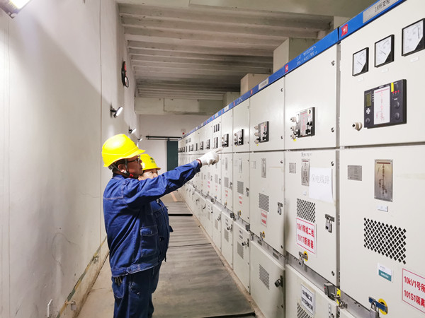 国网克州供电公司员工对35千伏阿克陶中心变电站一、二次设备进行巡视。熊海棚 摄