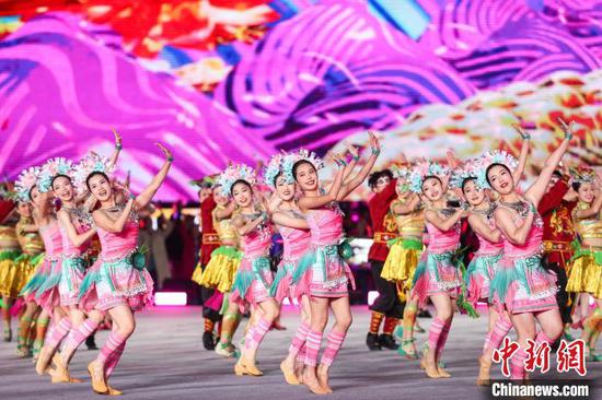湖南郴州片区展演广场舞《点赞新时代》。中新网记者 瞿宏伦 摄