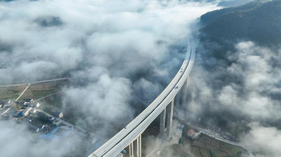 航拍“云端”上的贵州桐新高速。