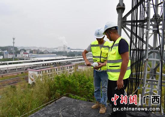 广西移动网络工程师在南广高铁沿线基站巡检勘测。
