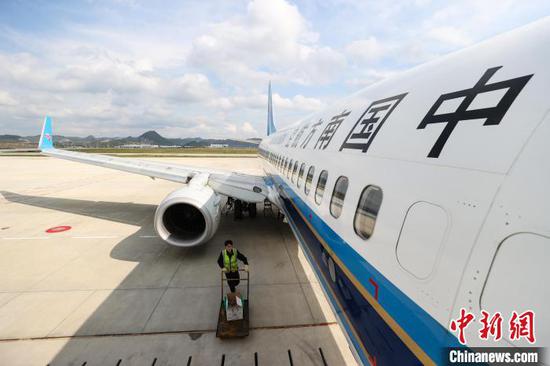 11月8日，贵州省贵阳市，一名机务在搬运航材。中新网记者 瞿宏伦 摄