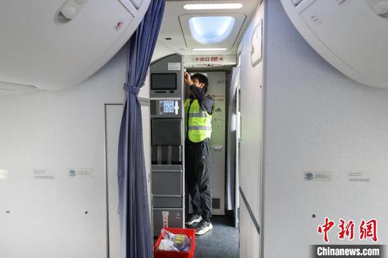 11月8日，贵州省贵阳市，一名机务在更换飞机卫生间设备。中新网记者 瞿宏伦 摄