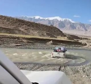 新疆兩人被困無人區，民警緊急救援