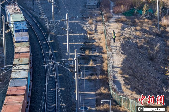 新疆鐵警護航中歐（中亞）班列 助力自由貿易試驗區建設