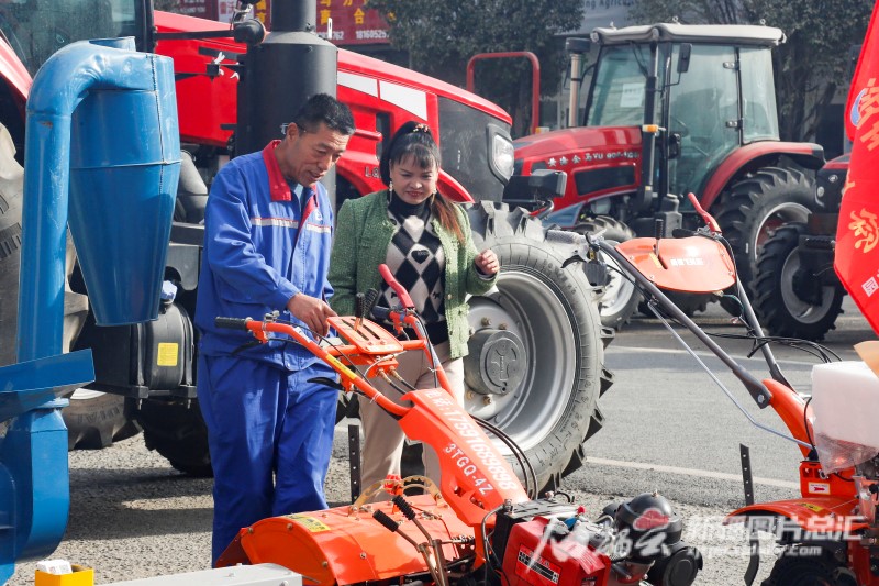 11月10日，客商在茂祥现代农资综合产业园挑选农机设备。

