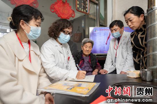 中山一院贵州医院专家在龙里县洗马镇走进行动不便的患者家中和镇医院医生探讨病情