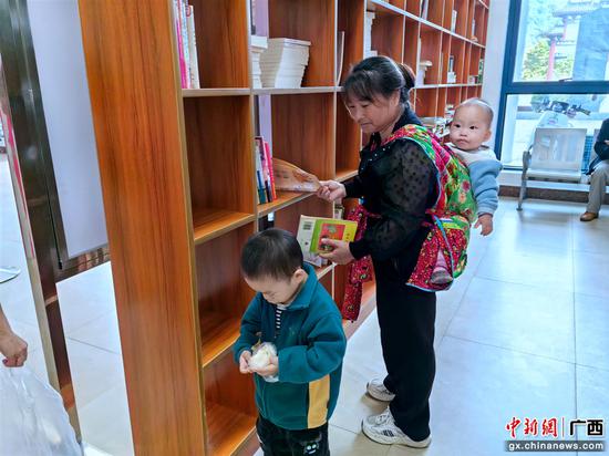 凌云县开展村社区（安置点）图书更新发放活动