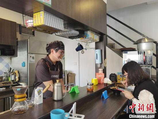 台湾夫妇的“佛系人生”：医师跨界开小吃店以食会友