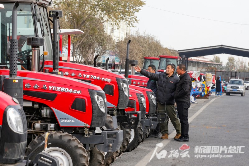 11月10日，客商在茂祥现代农资综合产业园选购拖拉机。

