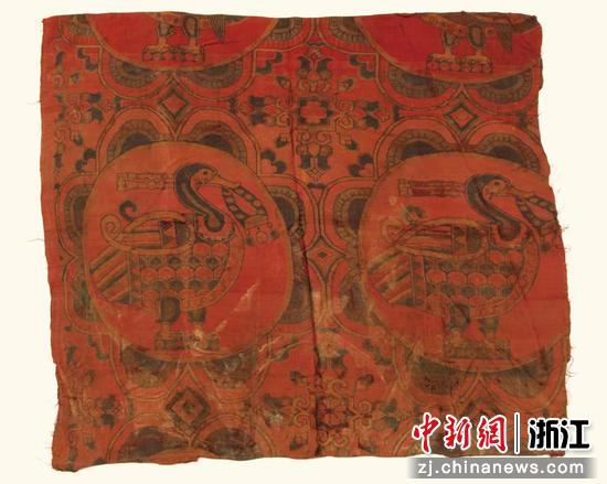 红地含绶鸟纹锦。中国丝绸博物馆供图