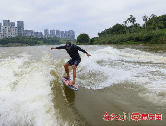 市民在邕江亭子水上运动休闲中心体验水上项目——尾波滑水 市民在邕江亭子水上运动休闲中心体验水上项目——尾波滑水