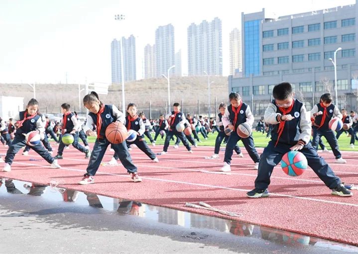 跳绳、篮球……乌鲁木齐特色教育促进学生全面发展