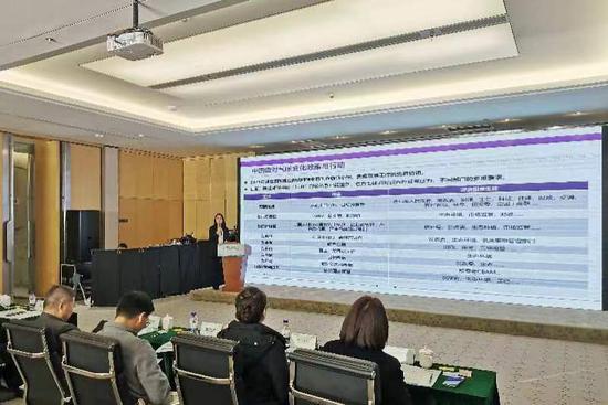 11月14日，第二届 “双碳”创新发展论坛在天津举行。图为联盟首届会员单位授牌仪式。 佟郁 摄