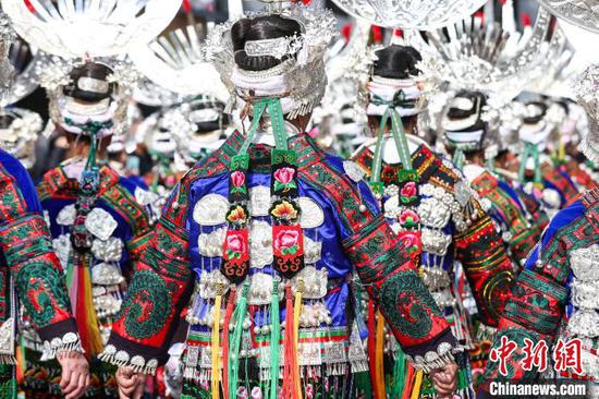 苗族民众穿着的节日盛装。中新网记者 瞿宏伦 摄