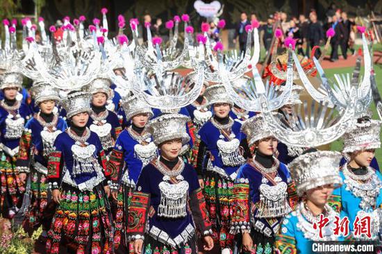 苗族民众穿着节日盛装参加巡游。中新网记者 瞿宏伦 摄