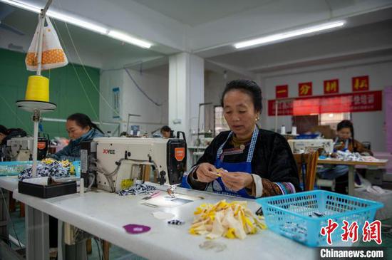 贵州从江县丙梅街道银新社区就业帮扶车间的工人，在赶制玩具订单。吴德军 摄
