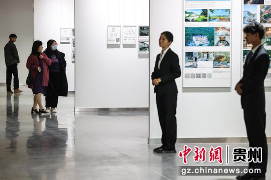 贵州“100个山地品牌民宿”展馆吸引参观者。 瞿宏伦 摄