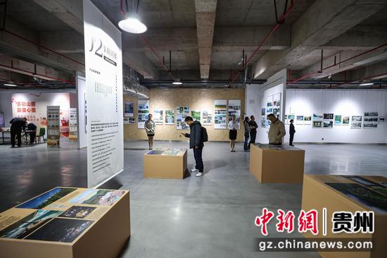 贵州“100个山地品牌民宿”展馆吸引参观者。 瞿宏伦 摄