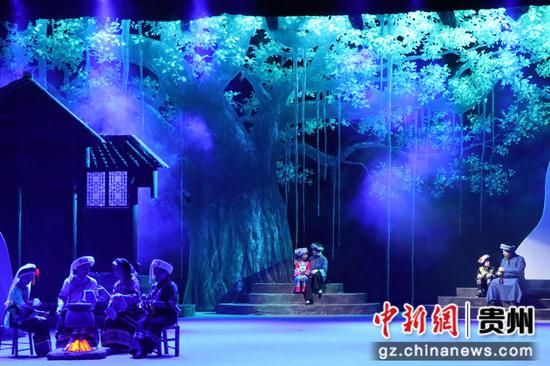 11月19日，黔西南布依族苗族自治州册亨县《音画布依》表演迎接四方来客。李和江 摄