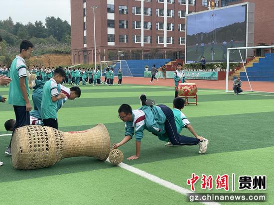 图为滨湖中学的学生们正在开展少数民族传统体育运动。谌颖轶 摄