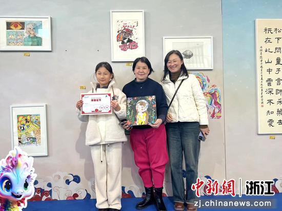 中国美术学院教授胡慧君与小艺术家和家长们合影。安联人寿浙江分公司供图