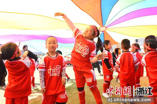 孩子们参加体育活动。中新社发 徐薇 摄